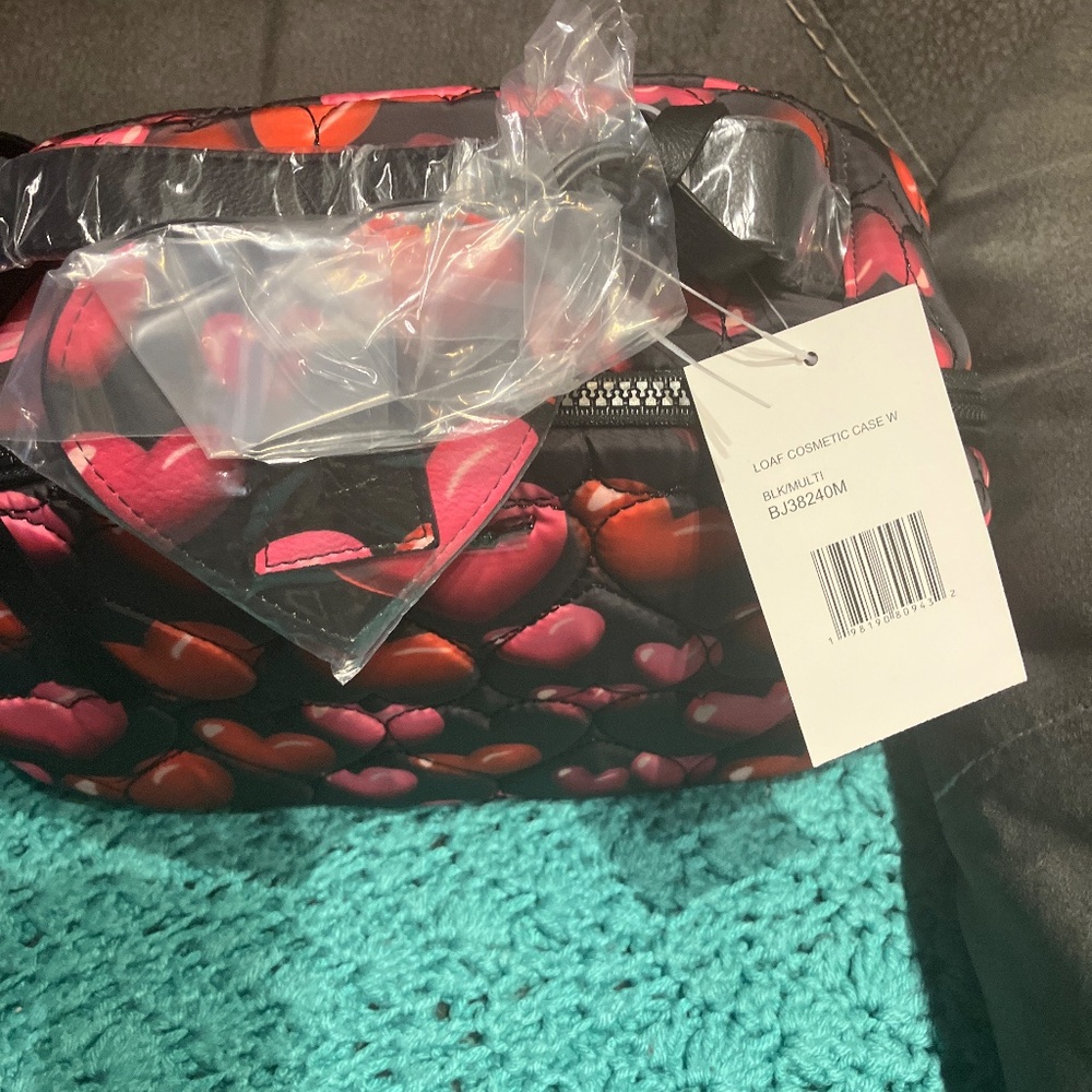 Betsy Johnson Hearts 💕 Loaf Cosmetic Bag W/Mirror - Picture 6 of 10